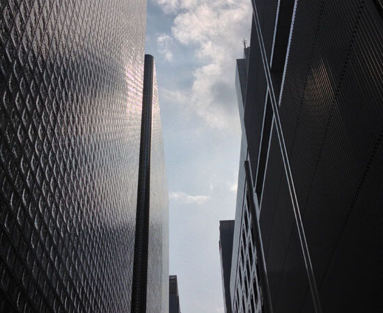 【東京ストリート by iPhone4S】都会のビル街の表情に見とれるひととき