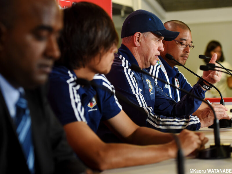 サッカー日本代表が参加するアジアカップオーストラリア大会にてイラク戦勝利後のインタビューに答えるハビエル・アギーレ監督と遠藤保仁選手