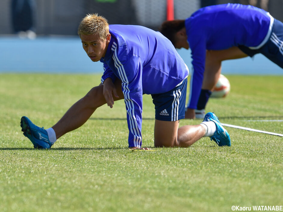 サッカー日本代表チームが参加するアジアカップオーストラリア大会にて試合に向けて練習する本田圭佑