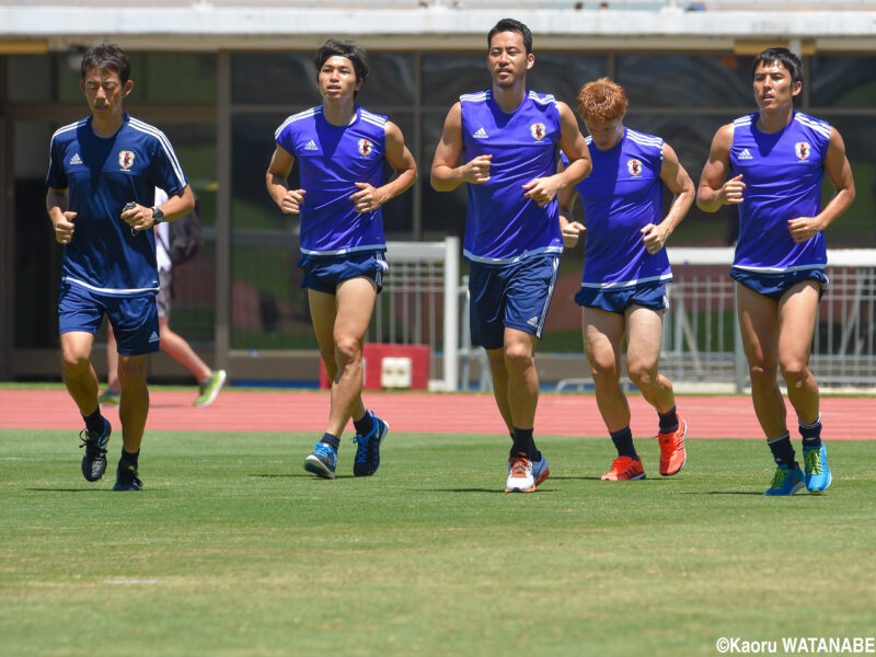 サッカー日本代表チームが参加するアジアカップオーストラリア大会にて試合に向けて練習する日本代表選手