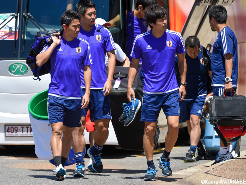 サッカー日本代表チームが参加するアジアカップオーストラリア大会にて試合に向けた練習のために練習場に移動する香川真司をはじめ日本代表選手たち