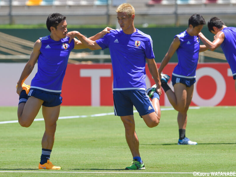 サッカー日本代表チームが参加するアジアカップオーストラリア大会にて試合に向けて練習する本田圭佑・長友佑都