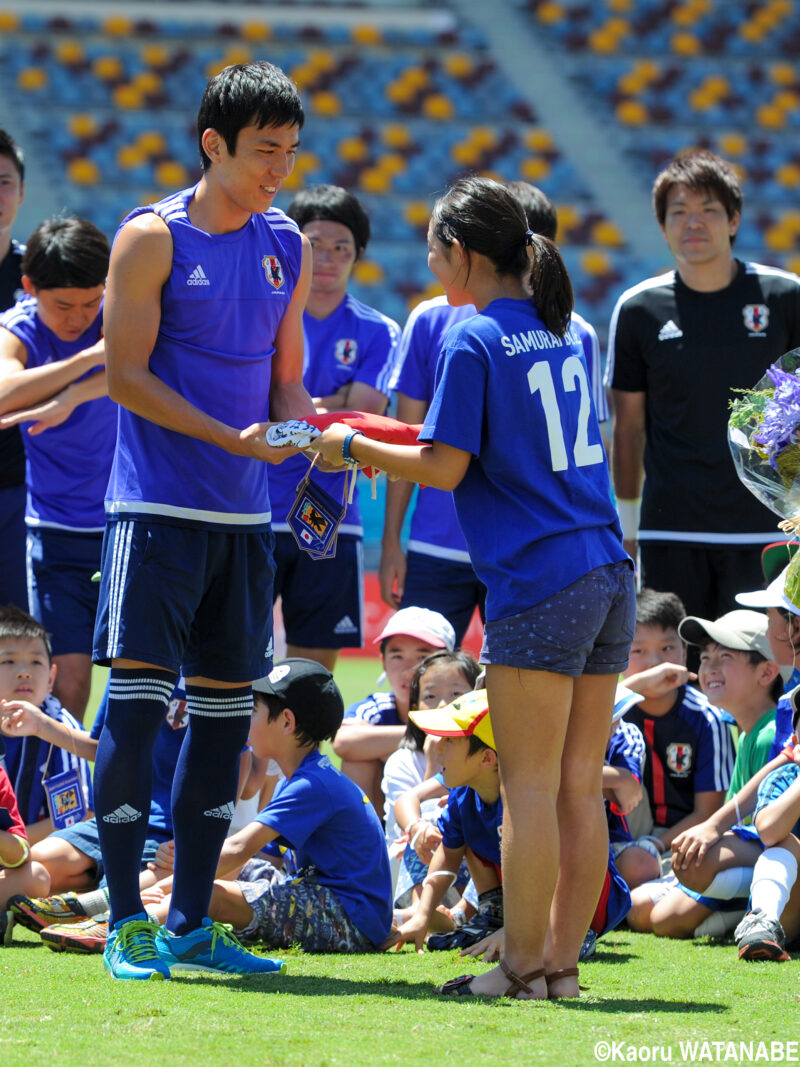 サッカー日本代表が参加するアジアカップオーストラリア大会にて現地の日本人学校の生徒たちと交流し、チームを代表して激励の手紙とプレゼントを受け取るキャプテン・長谷部誠