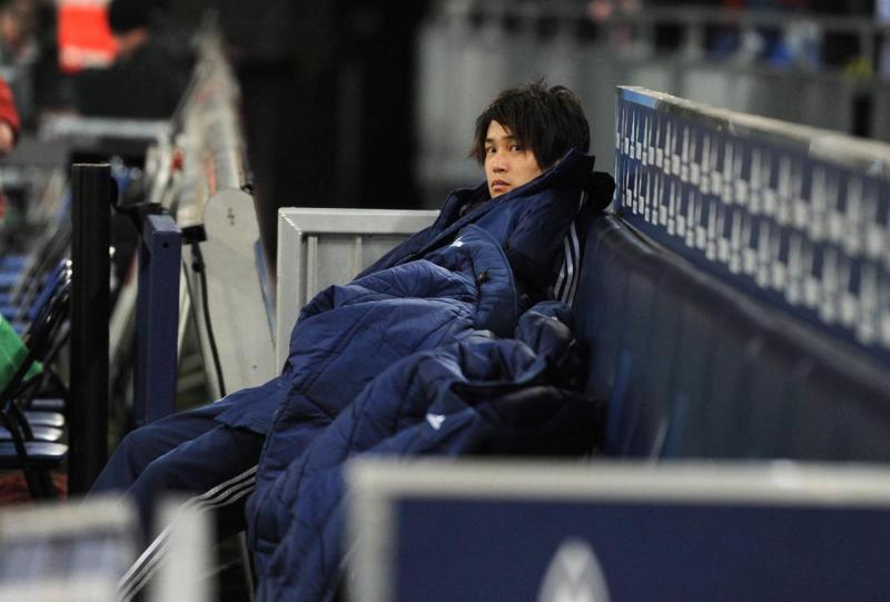 ドイツ・ブンデスリーガのシャルケの試合前にベンチコートを着込んでベンチで待機する内田篤人