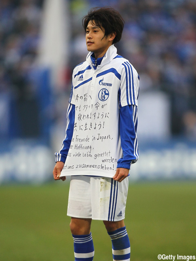 2011年3月11日に発生した東日本大震災の被災地と被災者へのエールを記したメッセージシャツを着た、翌3月12日開催のドイツでの試合後の内田篤人