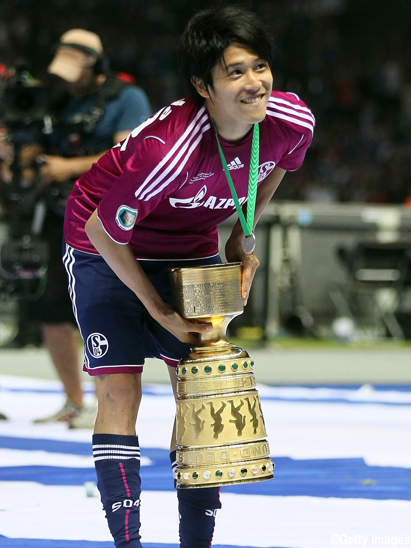 2011年5月11日に開催されたDFBポカール(ドイツカップ・ドイツ杯)決勝で優勝し、優勝カップを手にして喜ぶシャルケの内田篤人