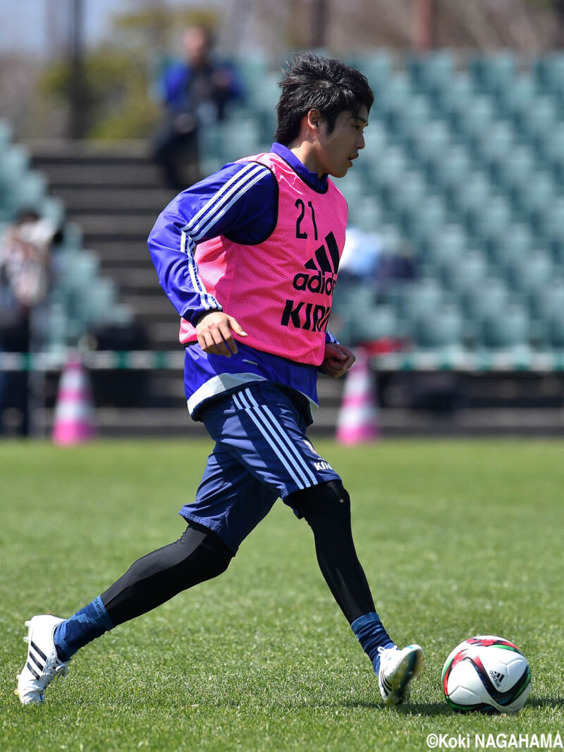 サッカー日本代表での試合前練習中の右サイドバック・DFの内田篤人