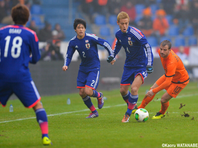 サッカー日本代表チームでの国際試合に出場する本田圭佑と内田篤人