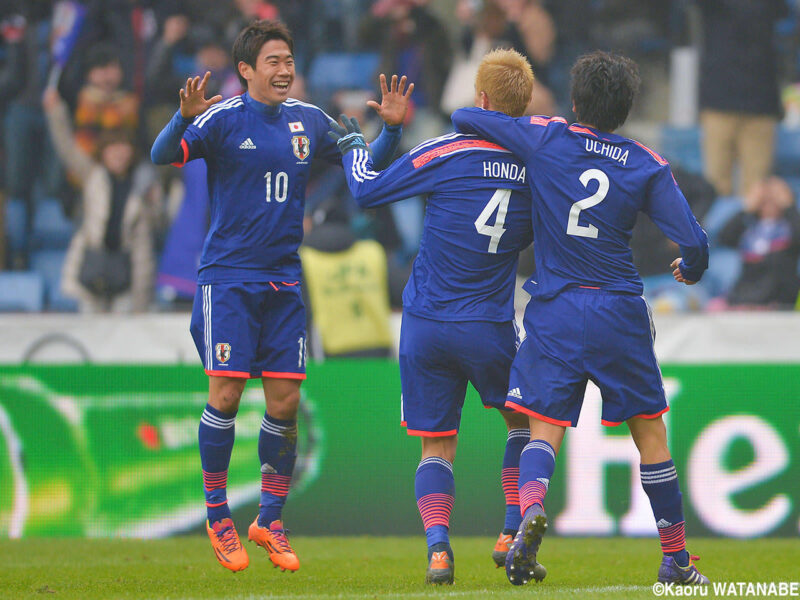 サッカー日本代表チームでの国際試合で得点を決めて一緒に喜びあう本田圭佑と内田篤人と香川真司