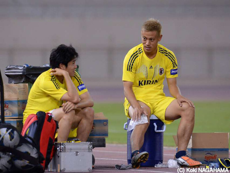 サッカー日本代表チームでの練習中に仲良く会話する本田圭佑と内田篤人
