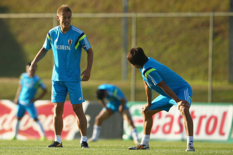 サッカー日本代表チームで一緒に練習する本田圭佑と内田篤人
