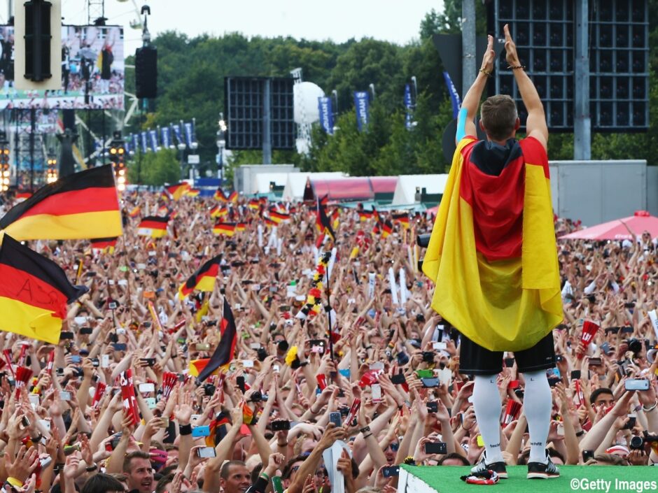 2014FIFAワールドカップブラジル大会で優勝し、ドイツに帰国後の凱旋パレードでサポーターと喜びあうドイツ代表