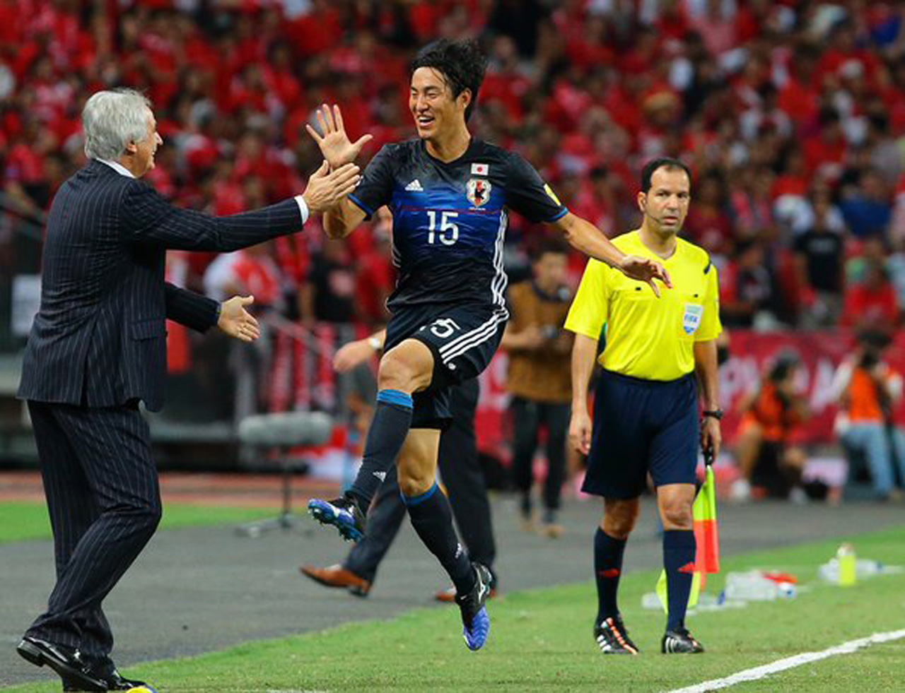 【ロシアW杯アジア予選】新ユニフォームで登場のサッカー日本 ...