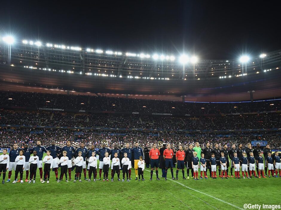 サッカーEURO2016大会に向けて国際親善試合にのぞむドイツ代表とフランス代表の試合前国歌斉唱の様子