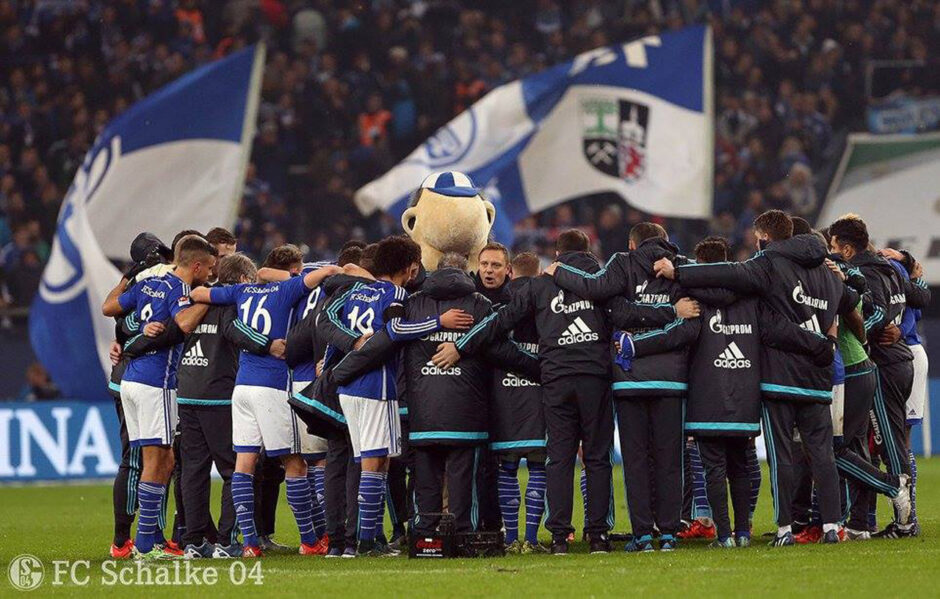 ドイツ・ブンデスリーガの公式戦でPK戦を前に選手・監督・コーチの全員で円陣を組むシャルケの様子