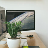 iMacのモニター2台を並べ、ブログ・WEBマガジン・アフィリエイトサイト・WEBサイトの記事執筆やデザインをおこなうデスクの光景