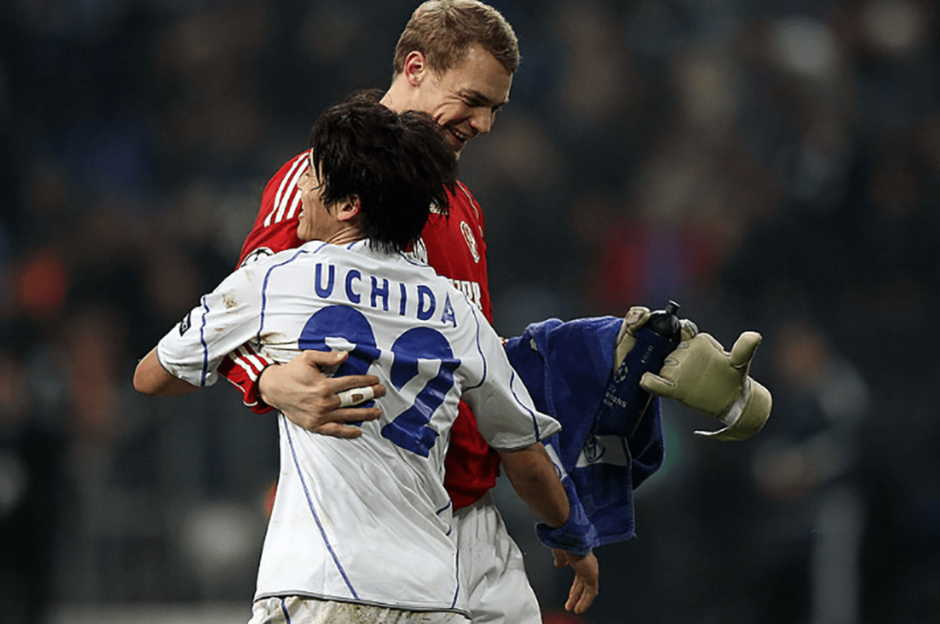 ドイツ・ブンデスリーガの所属チームシャルケでの試合終了後に、勝利を祝福して喜びのハグをする右サイドバック・DFの内田篤人とGKのマヌエル・ノイアー