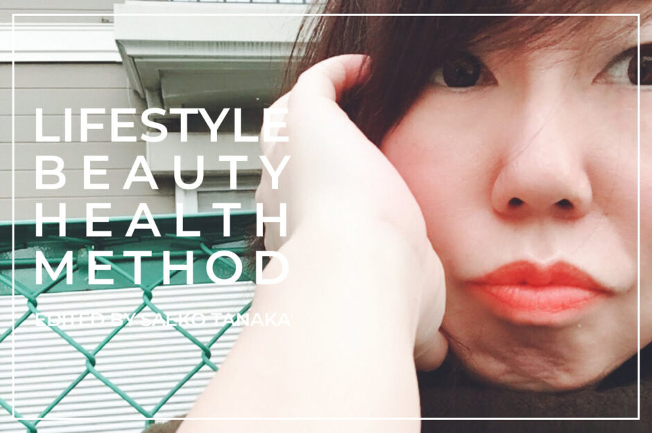 東京大田区大森にある駐車場で友人に撮影されるフリーランスライター兼フォトグラファー田中佐江子/SACCHI