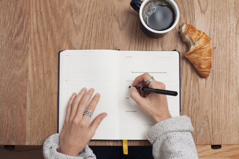 美味しいコーヒーをいれてお気に入りのクロワッサンを食べながら、ブログの企画のコンテンツプランニングのためにノートブックを開いてペンで記入
