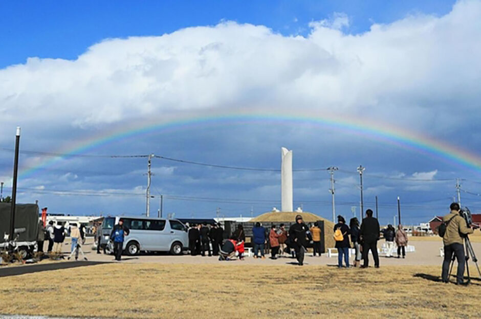 東日本大震災発生から9年経過した2020年3月11日、宮城県名取市の震災メモリアル公園上空にかかった虹