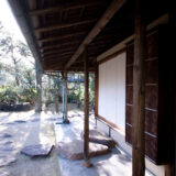 満開の紅梅白梅が楽しめる東京の梅名所、池上梅園の茶室・聴雨庵