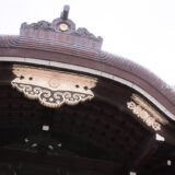 満開のソメイヨシノなどが楽しめる東京の桜名所、靖国神社/靖國神社の拝殿