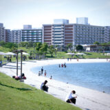 清々しい新緑・芝生と白い砂浜・青い海が気持ちよく、5月の青空と花木が映える、都内初の海浜公園「大森ふるさとの浜辺公園」