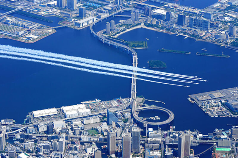 新型コロナウイルス感染症に対応中の医療従事者と多くの国民に感謝と激励を伝えるため、東京の都心上空で編隊飛行をおこなった航空自衛隊のブルーインパルス
