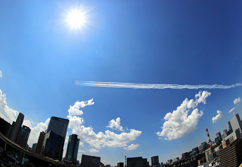 新型コロナウイルス感染症に対応中の医療従事者と多くの国民に感謝と激励を伝えるため、東京の都心上空で編隊飛行をおこなった航空自衛隊のブルーインパルス
