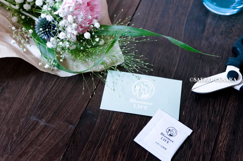 インスタグラムで話題のポストに届くお花の定期便サービス『Bloomee LIFE/ブルーミーライフ』レギュラープラン・2020年7月3日号のお花とショップカードと青山フラワーマーケットの花切りばさみ（フラワーシザー）