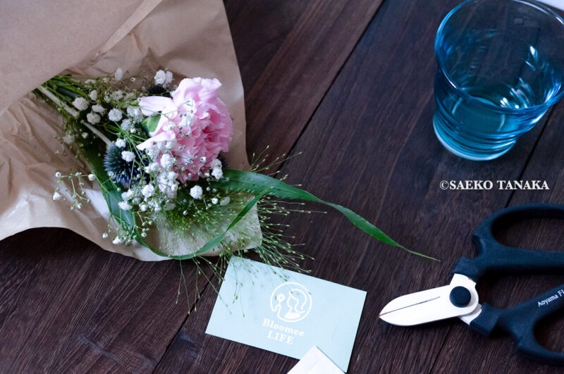 インスタグラムで話題のポストに届くお花の定期便サービス『Bloomee LIFE/ブルーミーライフ』レギュラープラン・2020年7月3日号のお花とショップカードと青山フラワーマーケットの花切りばさみ（フラワーシザー）