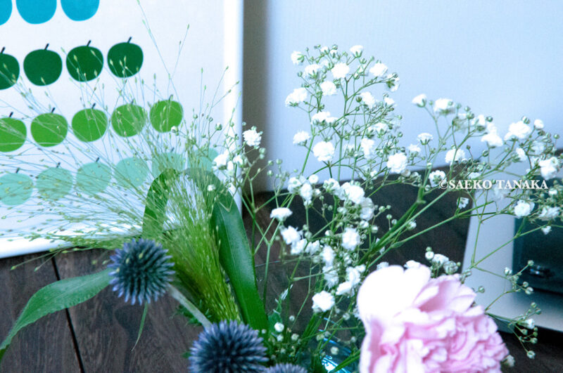インスタグラムで話題のポストに届くお花の定期便サービス『Bloomee LIFE/ブルーミーライフ』レギュラープラン・2020年7月3日号のお花とトラベラーズノートとMacBook Air