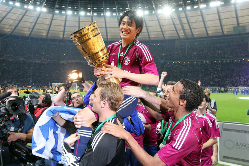 DFBポカール(ドイツカップ)で優勝し優勝カップを手にチームメイトのマヌエル・ノイアーらに担がれながらサポーターに挨拶するドイツ・ブンデスリーガ・シャルケ所属のDF・右サイドバック内田篤人