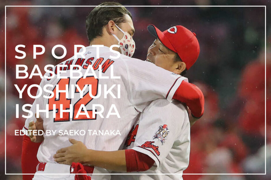 【今季限りでの現役引退を発表した広島カープ・石原慶幸】2020年11月7日(土)マツダスタジアムで開催された広島カープVS阪神タイガース戦（現役引退試合）後におこなわれた引退セレモニーで、長年バッテリーを組んだ相棒の先発投手・ピッチャーのクリス・ジョンソンとハグをする捕手・キャッチャーの石原慶幸