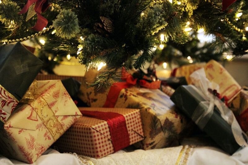 Amazon『年末の贈り物セール』を利用して賢く安くお得に購入した女性のクリスマスプレゼントとクリスマスツリー