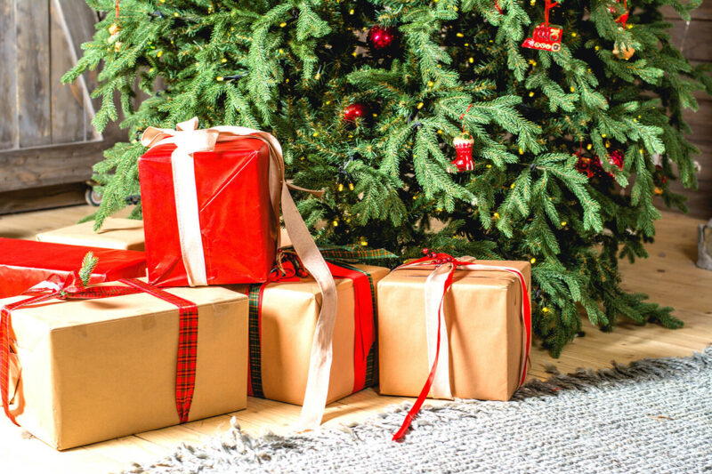 Amazon『年末の贈り物セール』を利用して賢く安くお得に購入した女性のクリスマスプレゼントとクリスマスツリー