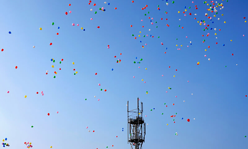 2021年3月11日午後3時16分。東日本大震災の犠牲者を追悼するため、震災遺構となった宮城県仙台市若林区の荒浜小学校の校庭から空に放たれた風船
