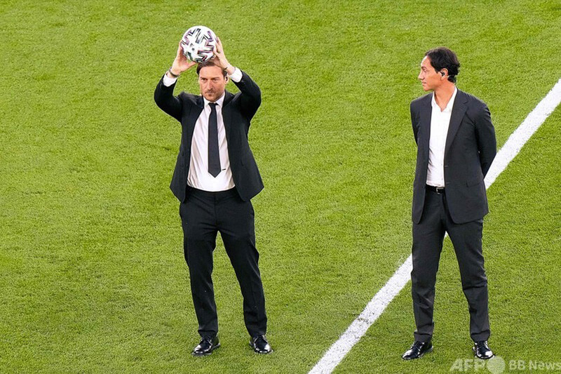 ユーロ2020｜サッカー欧州選手権の開会セレモニーに登場した元イタリア代表のフランチェスコ・トッティ氏（左）とアレッサンドロ・ネスタ氏