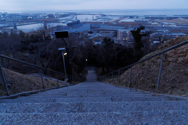 2022年3月11日午前5時30分過ぎ、宮城県石巻市の日和山公園につながる階段と、奥に広がる旧北上川河口と太平洋