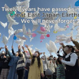 東日本大震災の犠牲者をしのび、メッセージを書き込んだ風船を飛ばす人たち＝宮城県名取市で2023年3月11日午後3時3分