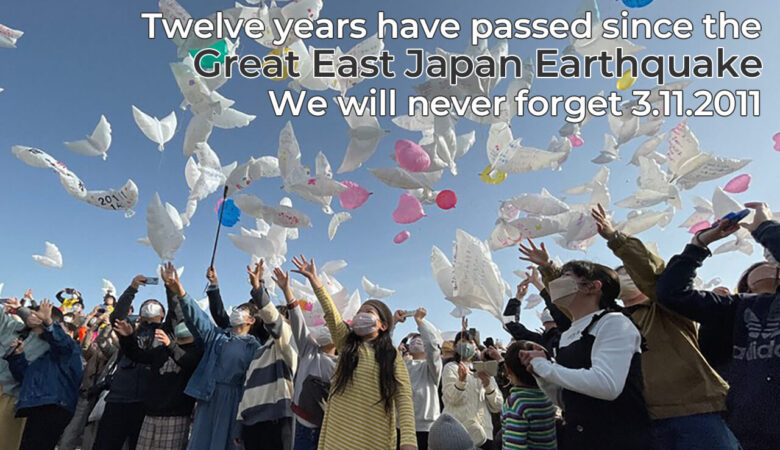 東日本大震災の犠牲者をしのび、メッセージを書き込んだ風船を飛ばす人たち＝宮城県名取市で2023年3月11日午後3時3分