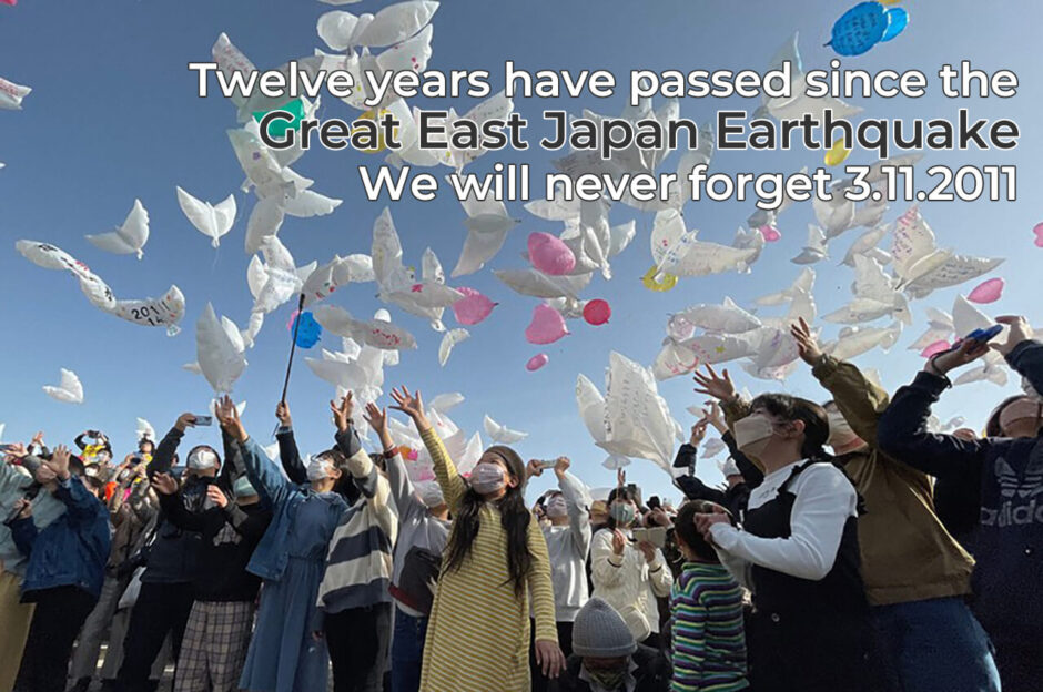 東日本大震災の犠牲者をしのび、メッセージを書き込んだ風船を飛ばす人たち＝宮城県名取市で2023年3月11日午後3時3分