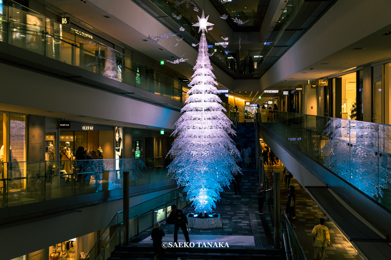 東京の人気おすすめイルミネーション・クリスマスツリー・クリスマスデコレーションスポット｜表参道ヒルズ / OMOTESANDO HILLS CHRISTMAS ILLUMINATION（東京・表参道）