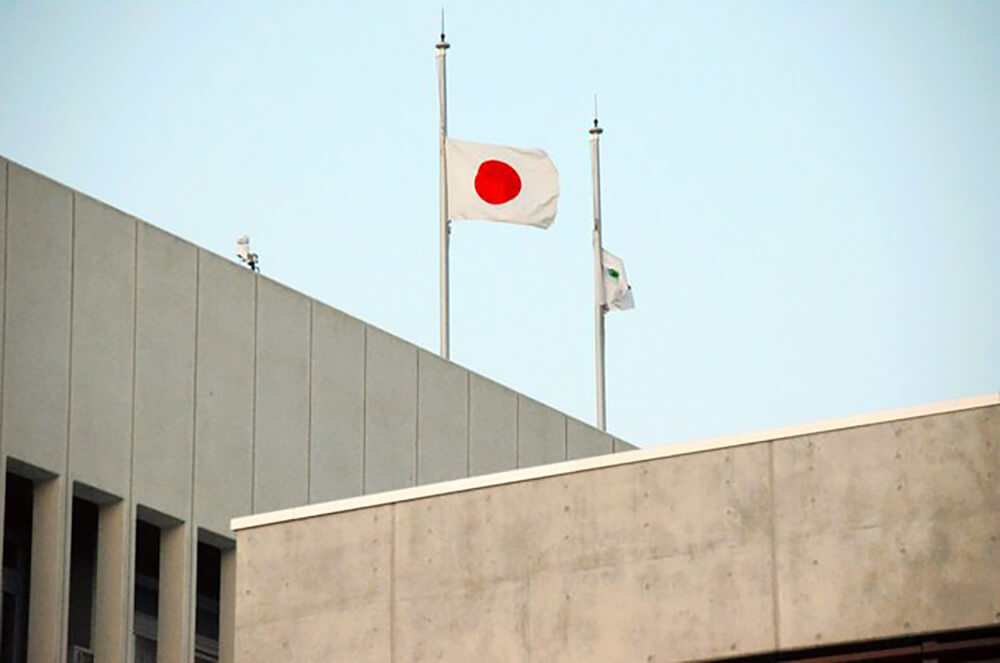 2024年3月11日、東日本大震災の犠牲者らを悼み、輪島市役所の屋上に掲げられた半旗