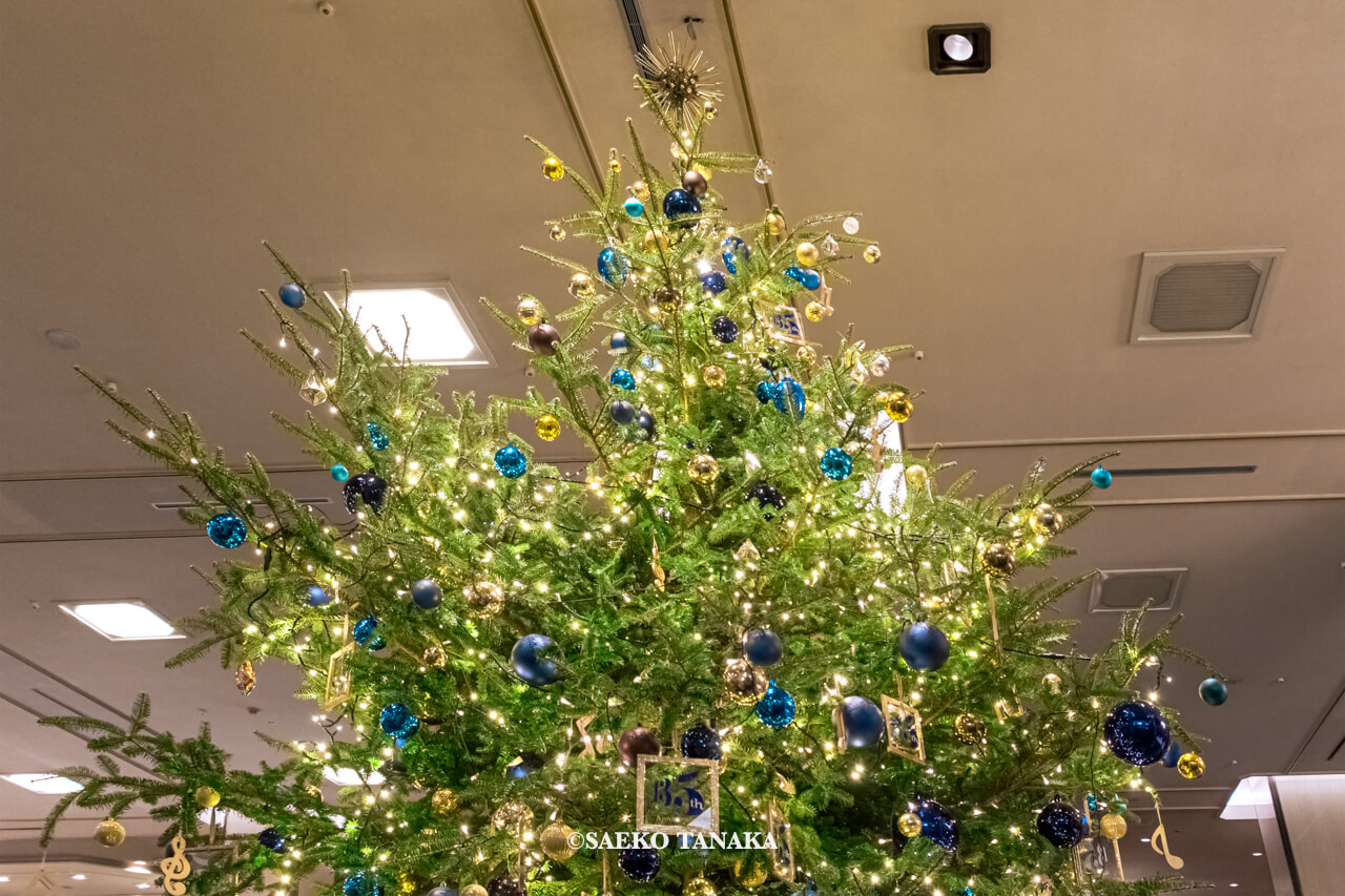 東京の人気おすすめイルミネーションスポット｜帝国ホテル東京 / IMPERIAL CHRISTMASの本館ロビーに設置された135周年記念メインクリスマスツリー（東京・日比谷）