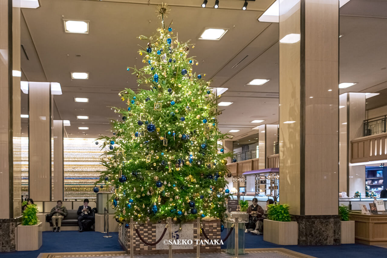 東京の人気おすすめイルミネーションスポット｜帝国ホテル東京 / IMPERIAL CHRISTMASの本館ロビーに設置された135周年記念メインクリスマスツリー（東京・日比谷）