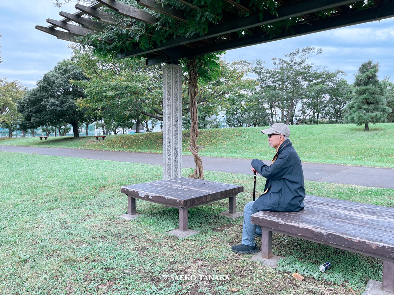 東京都大田区大森にある「大森ふるさとの浜辺公園」にて日課の散歩をする、フリーライター・カメラマン田中佐江子の父の生前の姿