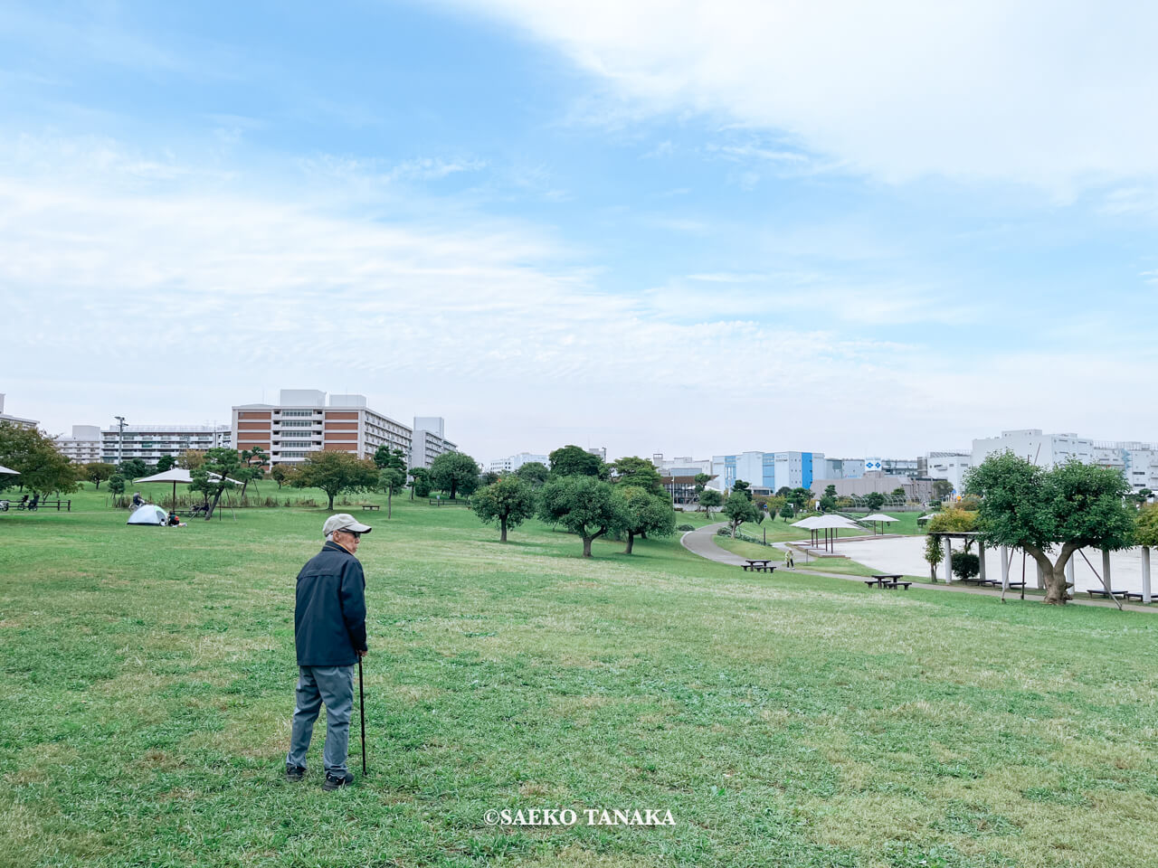 東京都大田区大森にある「大森ふるさとの浜辺公園」にて日課の散歩をする、フリーライター・カメラマン田中佐江子の父の生前の姿