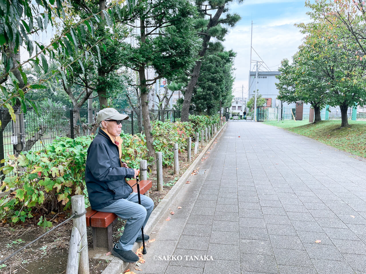 東京都大田区大森にある「大森ふるさとの浜辺公園」にて日課の散歩をする、フリーライター・カメラマン田中佐江子の父の生前の姿