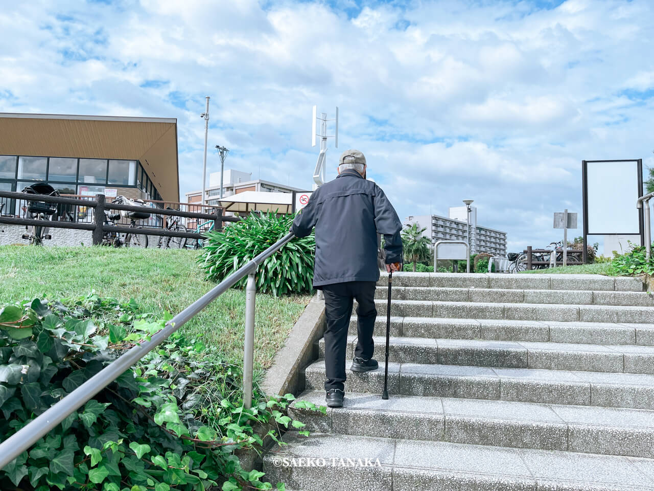 東京都大田区大森にある「大森ふるさとの浜辺公園」にて日課の散歩をする、フリーライター・カメラマン田中佐江子の父の生前の姿